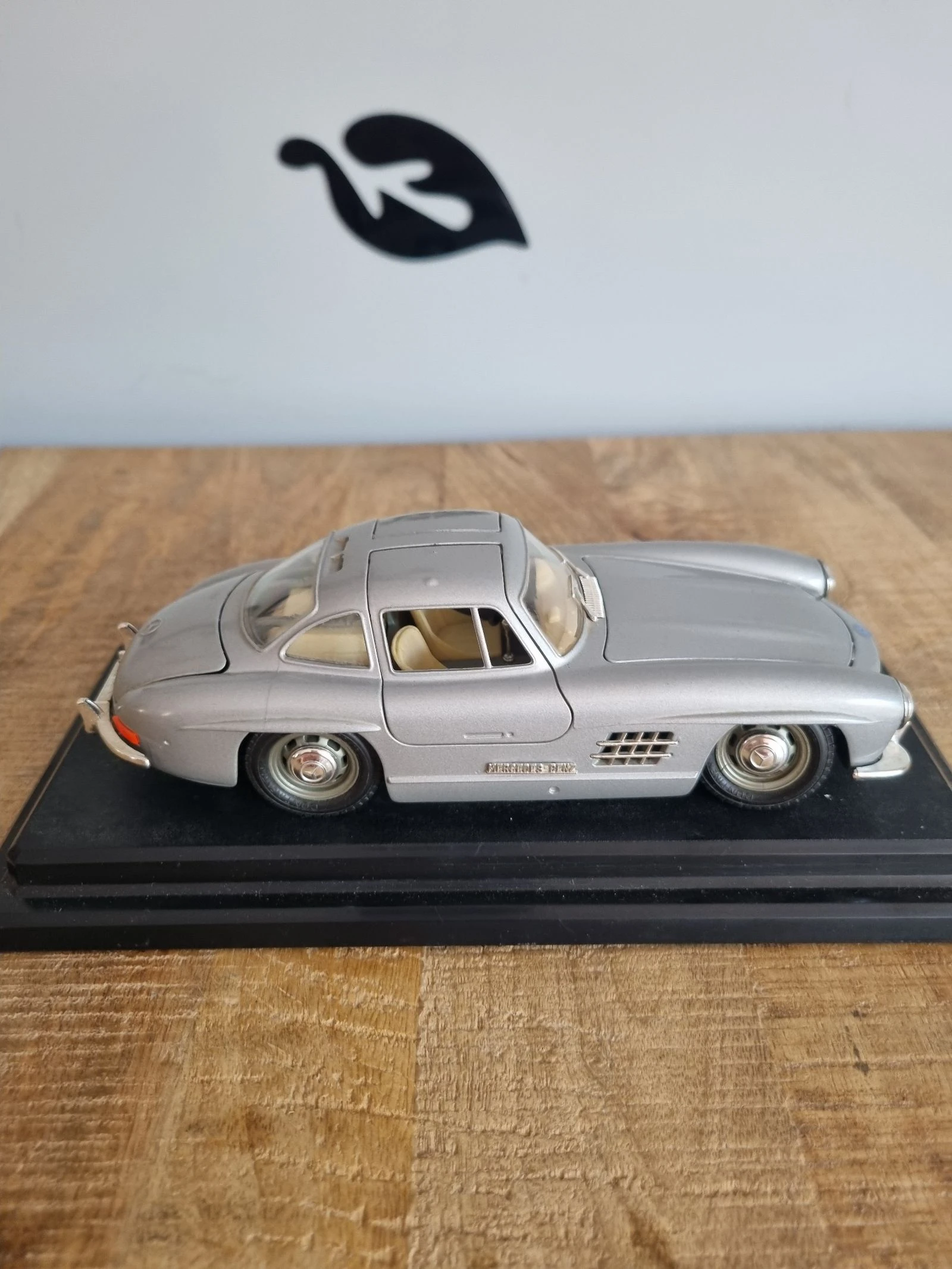 Miniatuurauto Bburago Mercedes-Benz 300 SL (1954) - Schaal 1/24 – photo 4